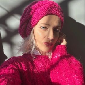 Hand knitted winter hat and gloves in pink.